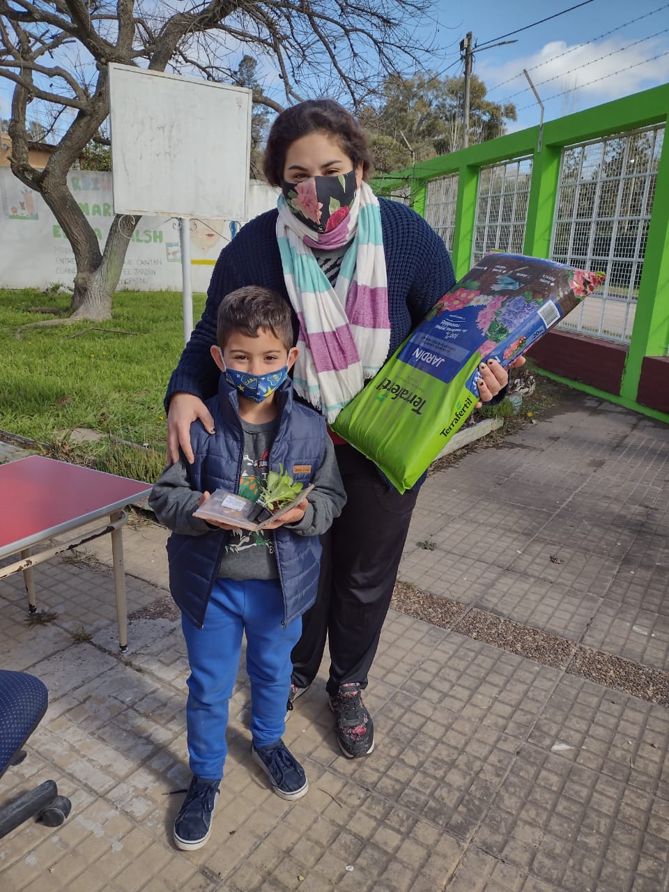 Mamá y nene con kit